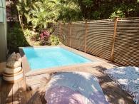 Location villa 3 chambres Trois ilets - Piscine escalier vers portillon extérieur